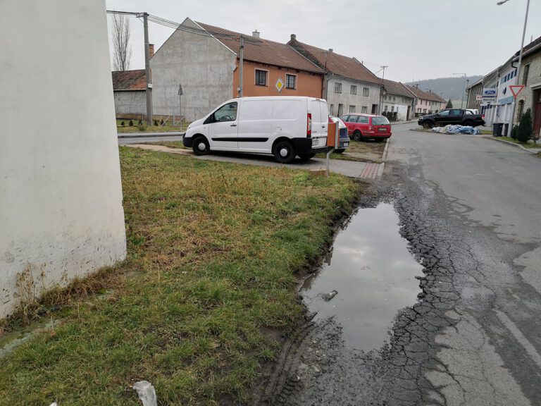 Oprava kráteru na silnici u zvoničky proběhne na jaře